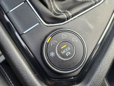 Certified 2025 Volkswagen Taos SE image 33