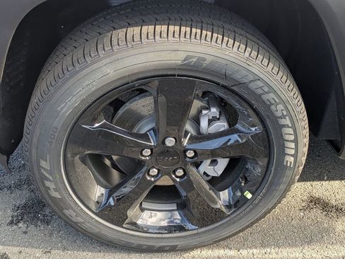 New 2025 Jeep Grand Cherokee Altitude image 9