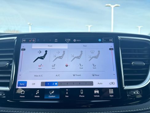 Used 2024 Chrysler Pacifica Premium image 30