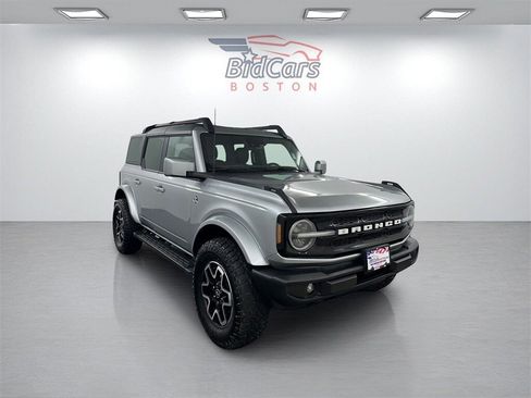 Used 2024 Ford Bronco Outer Banks image 3