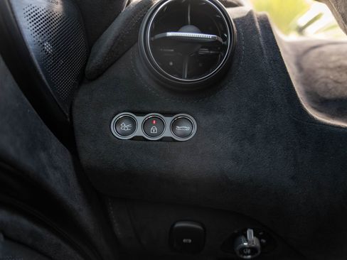 Used 2024 McLaren 750S image 24