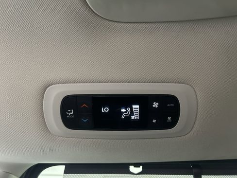 Used 2023 Chrysler Pacifica Touring-L FWD image 21