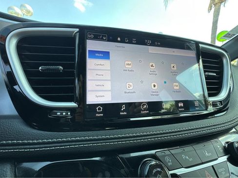 Used 2024 Chrysler Pacifica Touring image 5