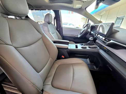 Used 2026 Toyota Sienna XLE FWD image 60