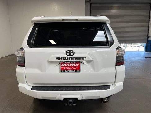 Used 2017 Toyota 4Runner SR5 AWD/4WD image 4