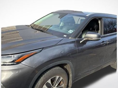 Used 2022 Toyota Highlander XLE image 2