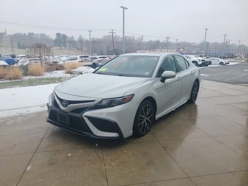 Used 2023 Toyota Camry SE image 3