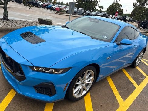 Used 2025 Ford Mustang GT Premium RWD image 3