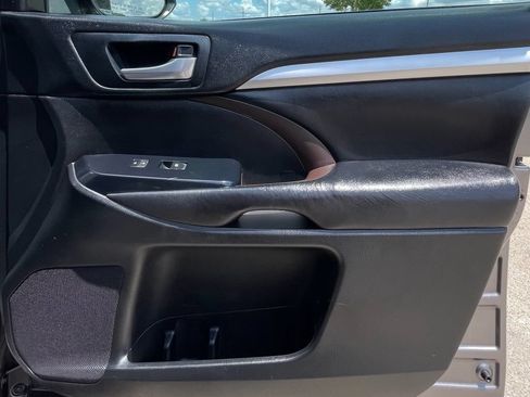 Used 2017 Toyota Highlander XLE FWD image 35