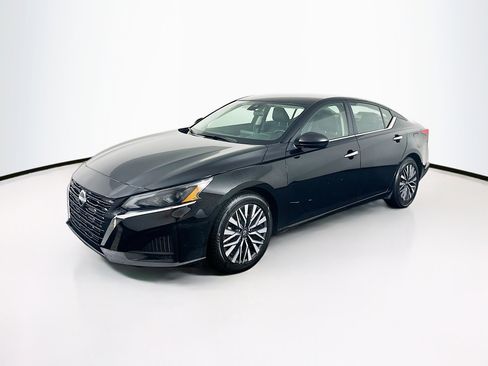 Used 2024 Nissan Altima 2.5 SV image 3