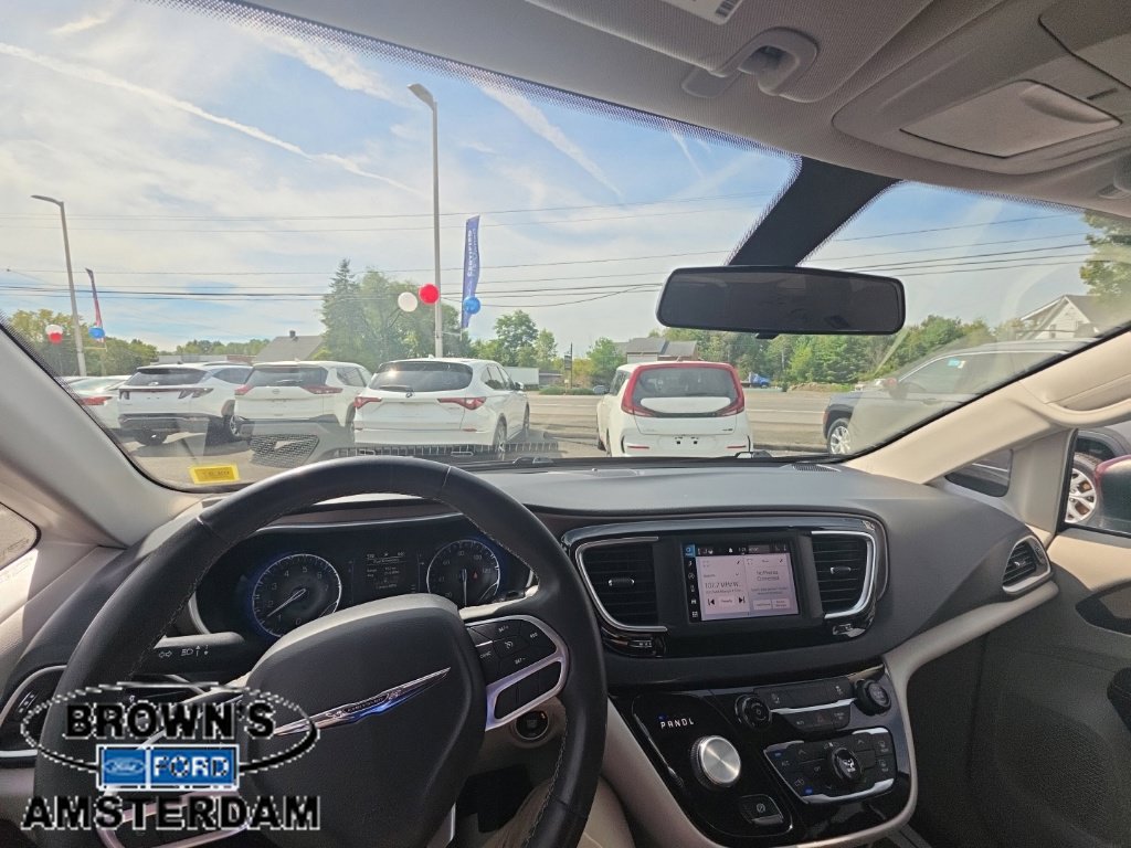 Used 2022 Chrysler Voyager LX FWD image 2