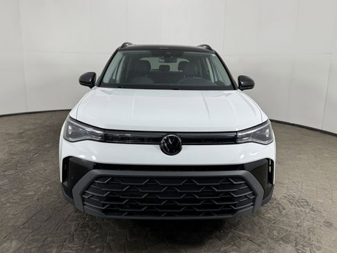 Used 2025 Volkswagen Taos SE image 2