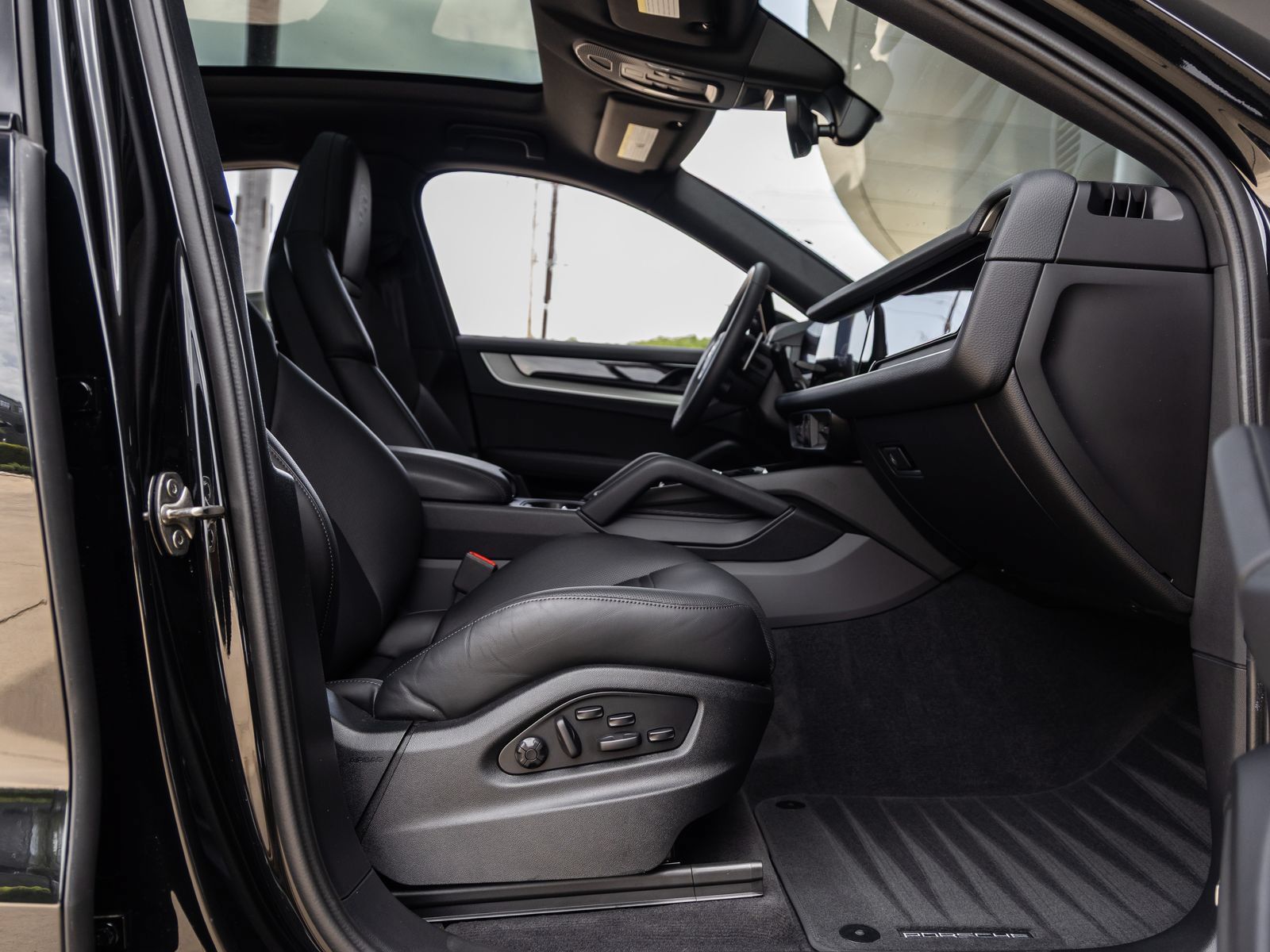 Certified 2025 Porsche Cayenne E-Hybrid Coupe AWD/4WD image 44