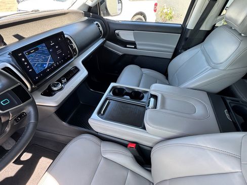 Used 2025 Ford Expedition Active image 19