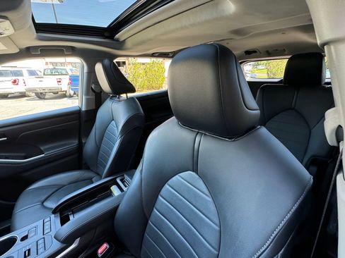 Used 2021 Toyota Highlander XLE AWD/4WD image 21