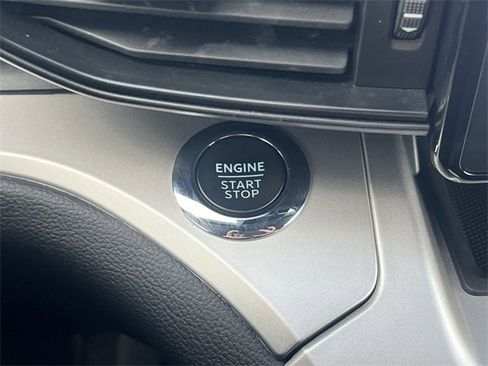 Used 2022 Ford Explorer XLT image 17