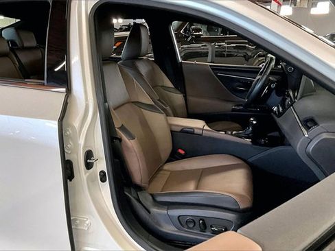 Certified 2023 Lexus ES 250 w/ Premium Package image 29