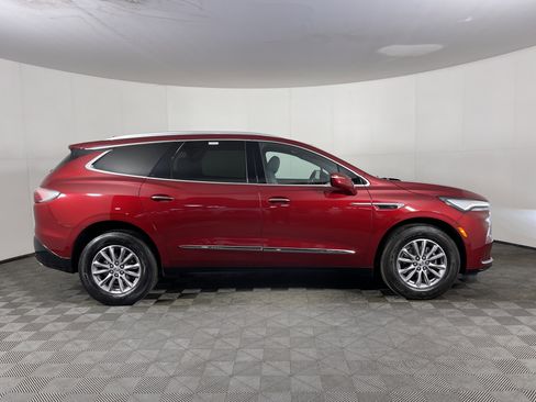 Used 2023 Buick Enclave Essence image 5