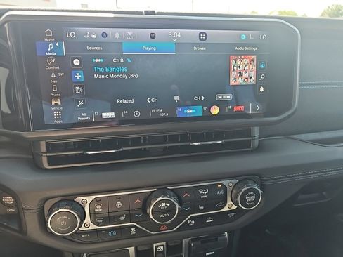 Certified 2024 Jeep Wrangler Unlimited Rubicon 4xe w/ Technology Group AWD/4WD image 33