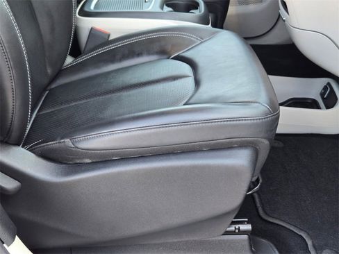 Used 2024 Chrysler Pacifica Touring-L image 27