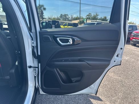 Used 2025 Jeep Compass Trailhawk w/ Sun & Sound Group AWD/4WD image 14