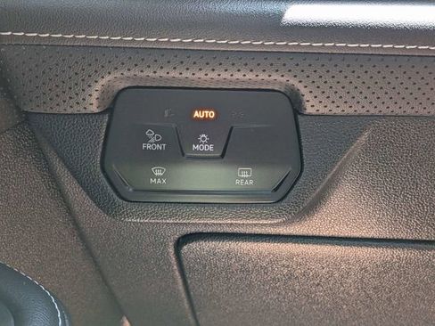 Certified 2025 Volkswagen Atlas SE FWD image 24