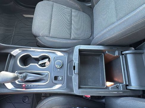 Used 2021 Chevrolet Traverse LT FWD image 23