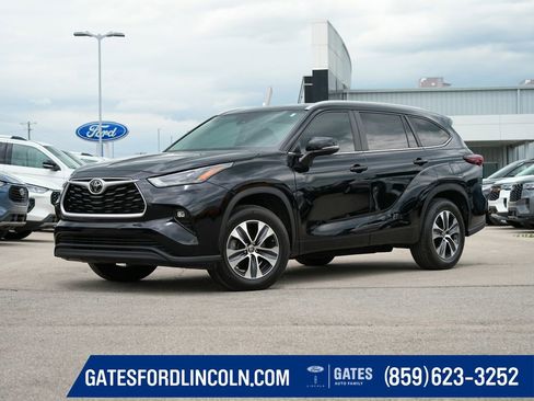 Used 2024 Toyota Highlander XLE FWD image 1