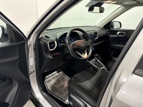 Used 2023 Hyundai Venue SEL image 15