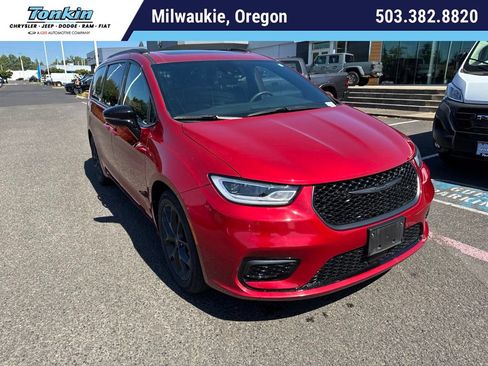 Used 2025 Chrysler Pacifica Limited FWD image 1