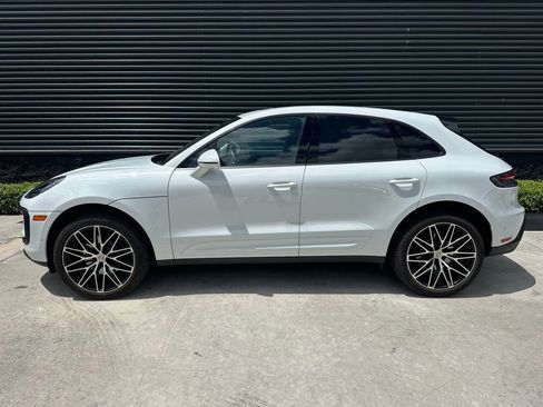 Certified 2025 Porsche Macan AWD/4WD image 2