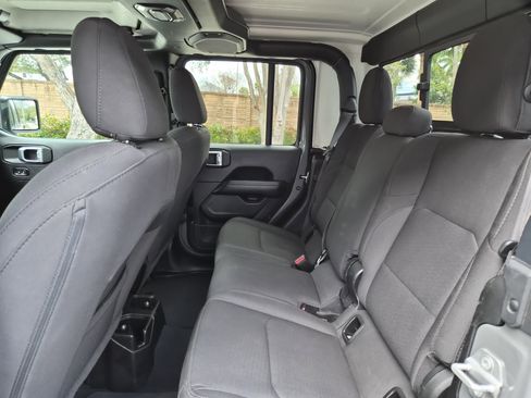 Used 2023 Jeep Gladiator Overland image 15