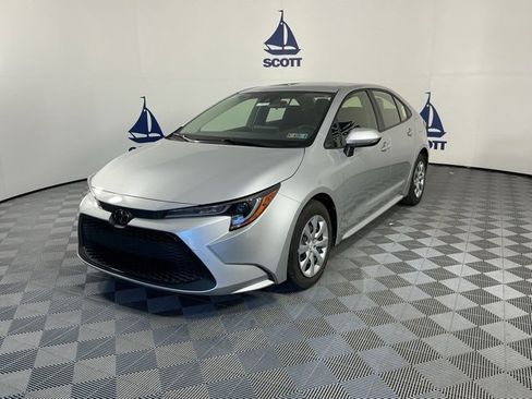 Used 2022 Toyota Corolla LE image 3