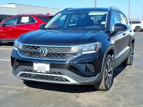 Used 2022 Volkswagen Taos SE image 2