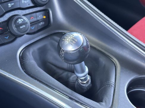 Used 2015 Dodge Challenger SRT image 26