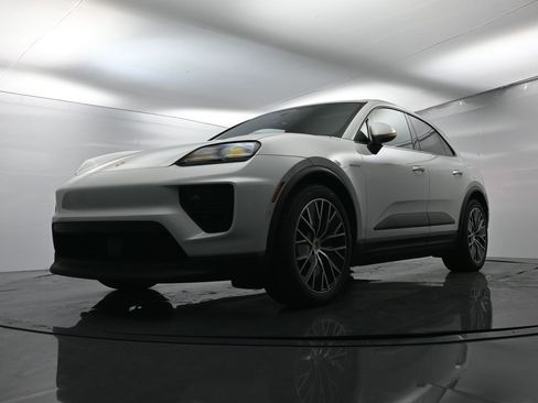 Certified 2025 Porsche Macan Electric image 44