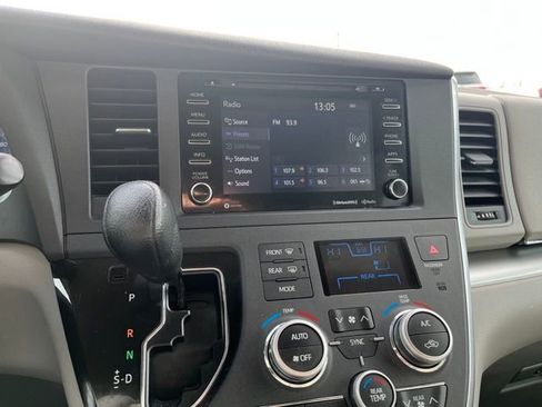 Used 2018 Toyota Sienna LE image 40
