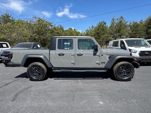 Used 2023 Jeep Gladiator Sport AWD/4WD image 2