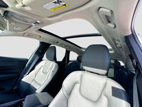 Used 2021 Volvo XC60 T5 Momentum image 23