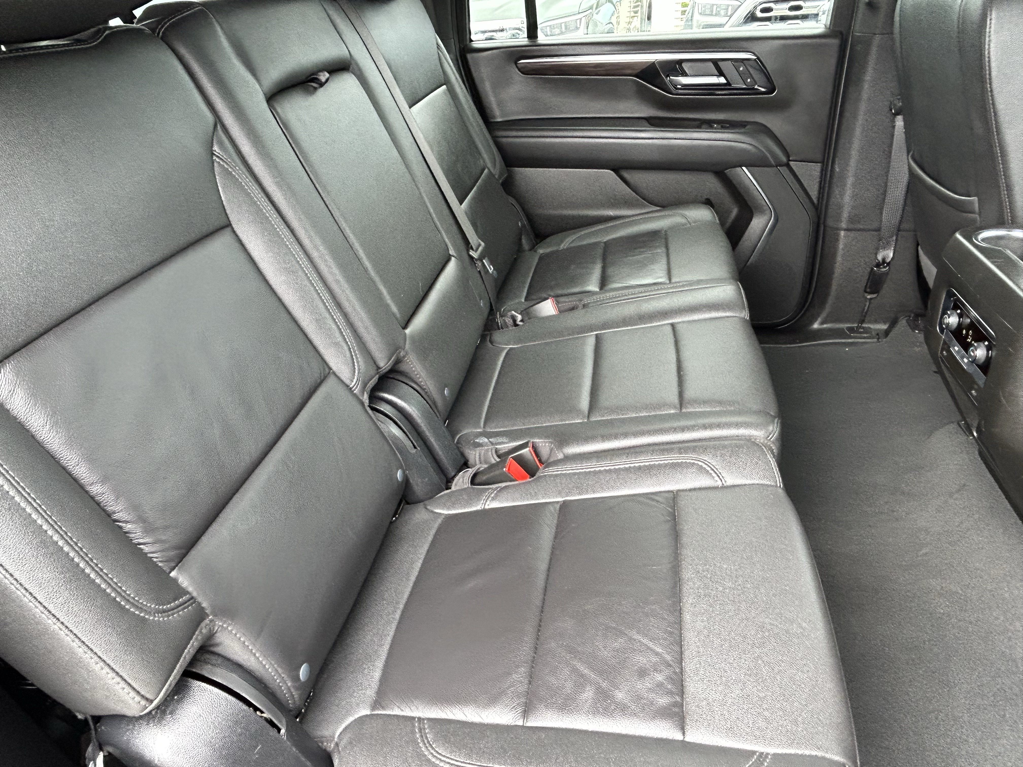 Used 2025 Chevrolet Suburban Z71 AWD/4WD image 12