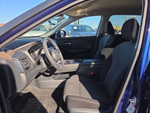 Used 2023 Nissan Rogue SV image 11