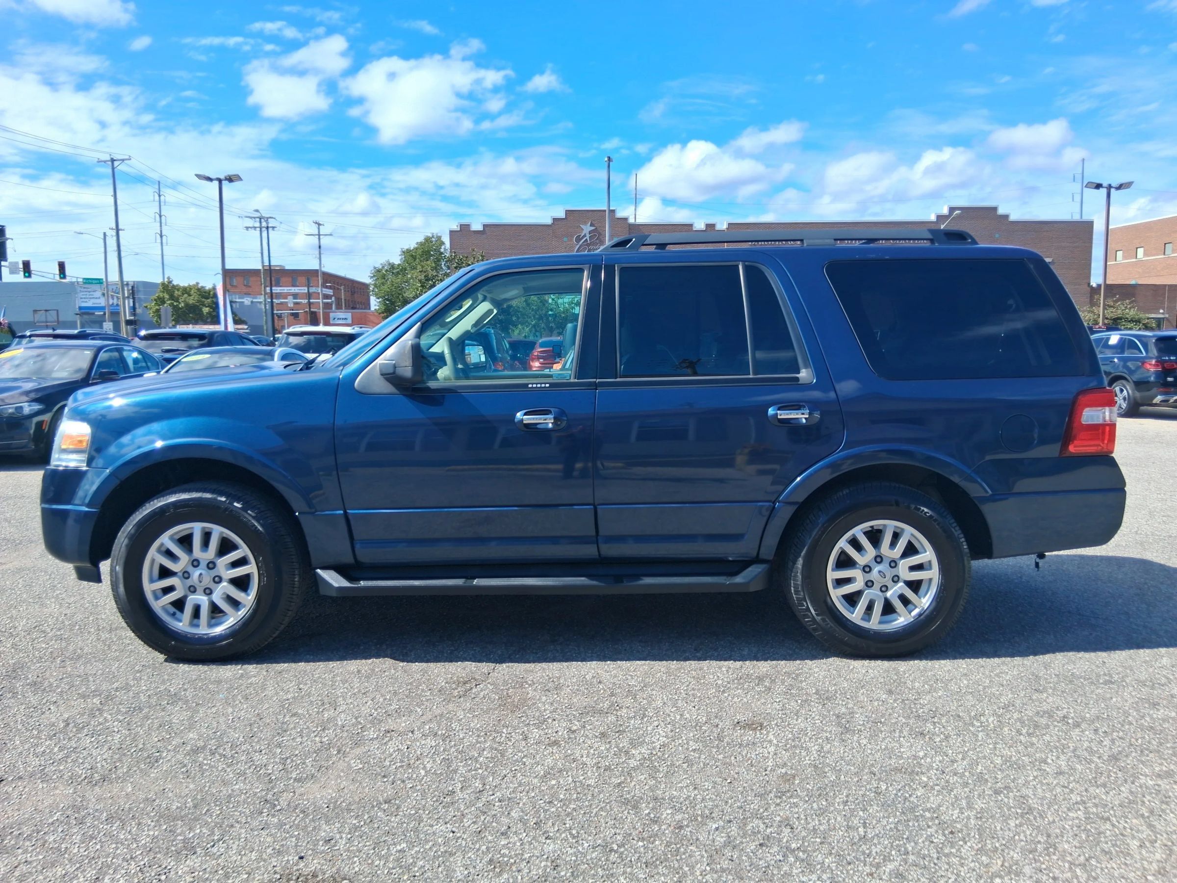 Used 2014 Ford Expedition XLT w/ Leather Seating Package AWD/4WD image 3