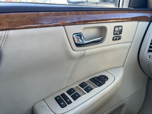 Used 2009 Cadillac DTS w/ Platinum Edition image 12