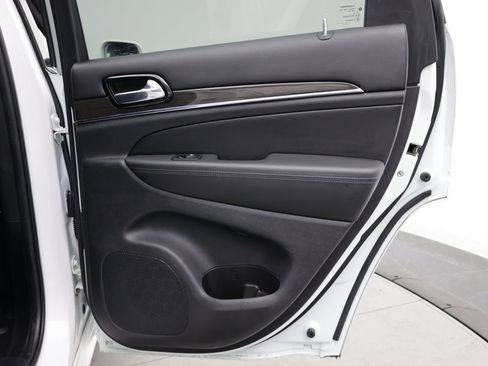 Used 2020 Jeep Grand Cherokee Overland RWD image 36
