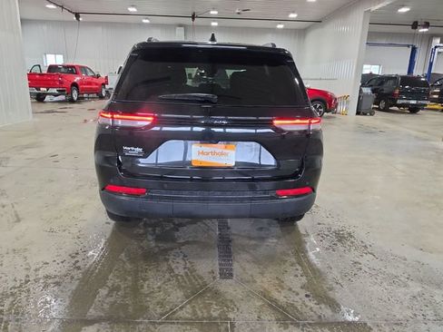 Used 2025 Jeep Grand Cherokee Altitude AWD/4WD image 7