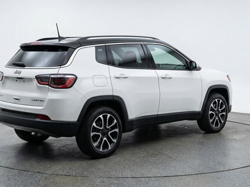 Used 2025 Jeep Compass Trailhawk AWD/4WD image 9