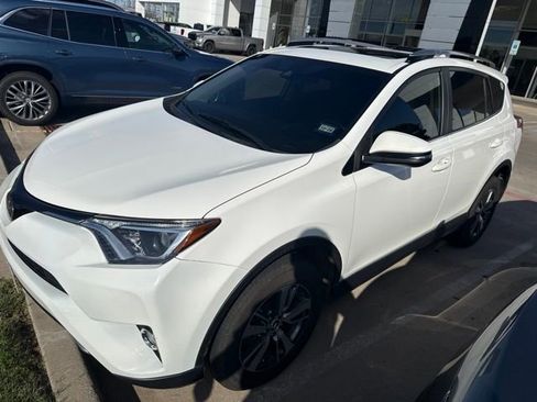 Used 2018 Toyota RAV4 XLE FWD image 2