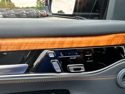 Used 2022 Jeep Grand Wagoneer Series III AWD/4WD image 10