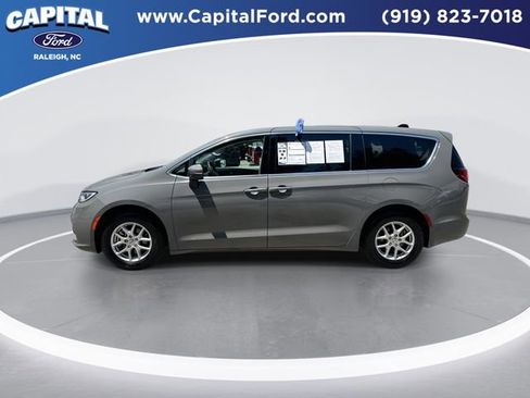 Used 2023 Chrysler Pacifica Touring-L FWD image 5