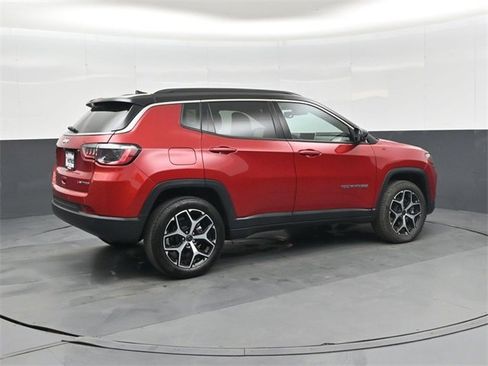 Used 2025 Jeep Compass Limited image 3